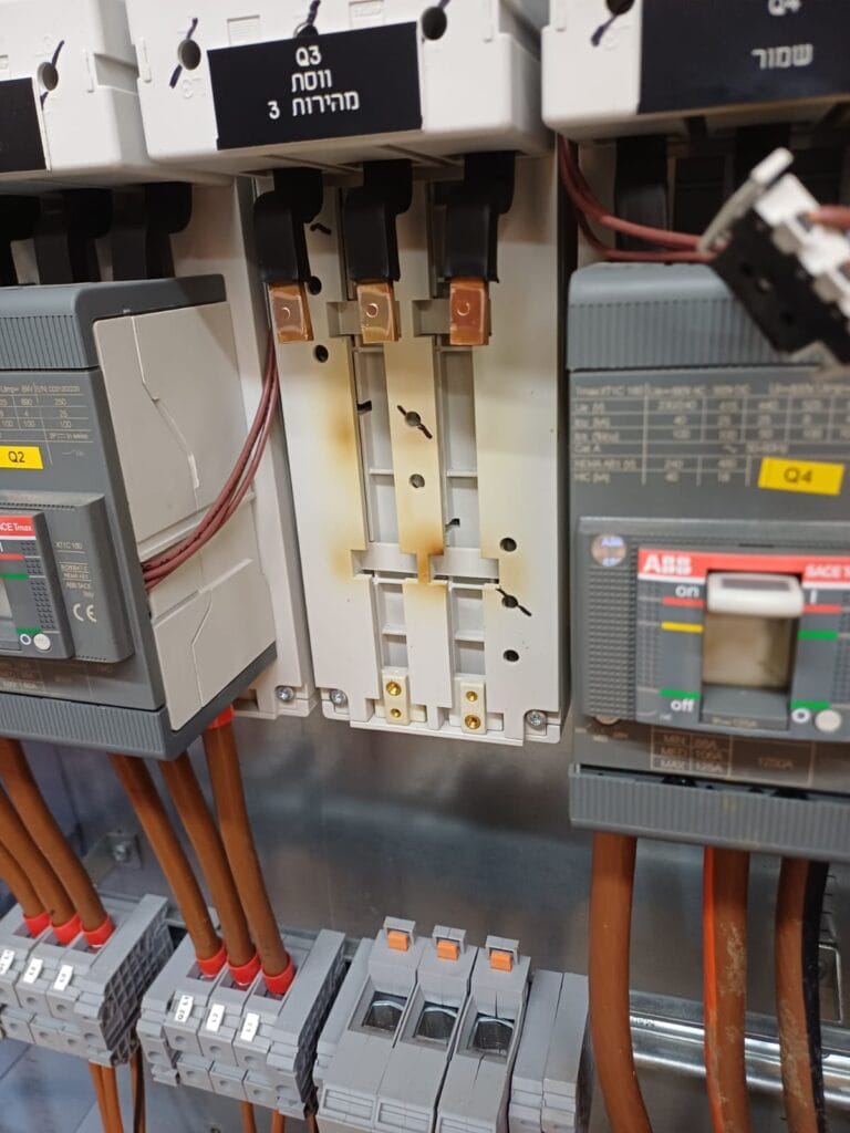סימני התחממות על המתאם לחיבור המפסק היצוק